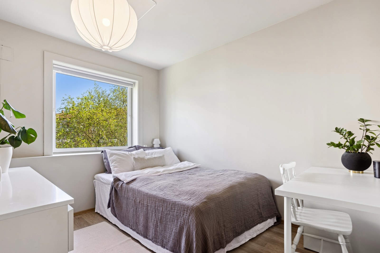 Soverom 2 med plass til seng og garderobeløsninger. Galleribilde