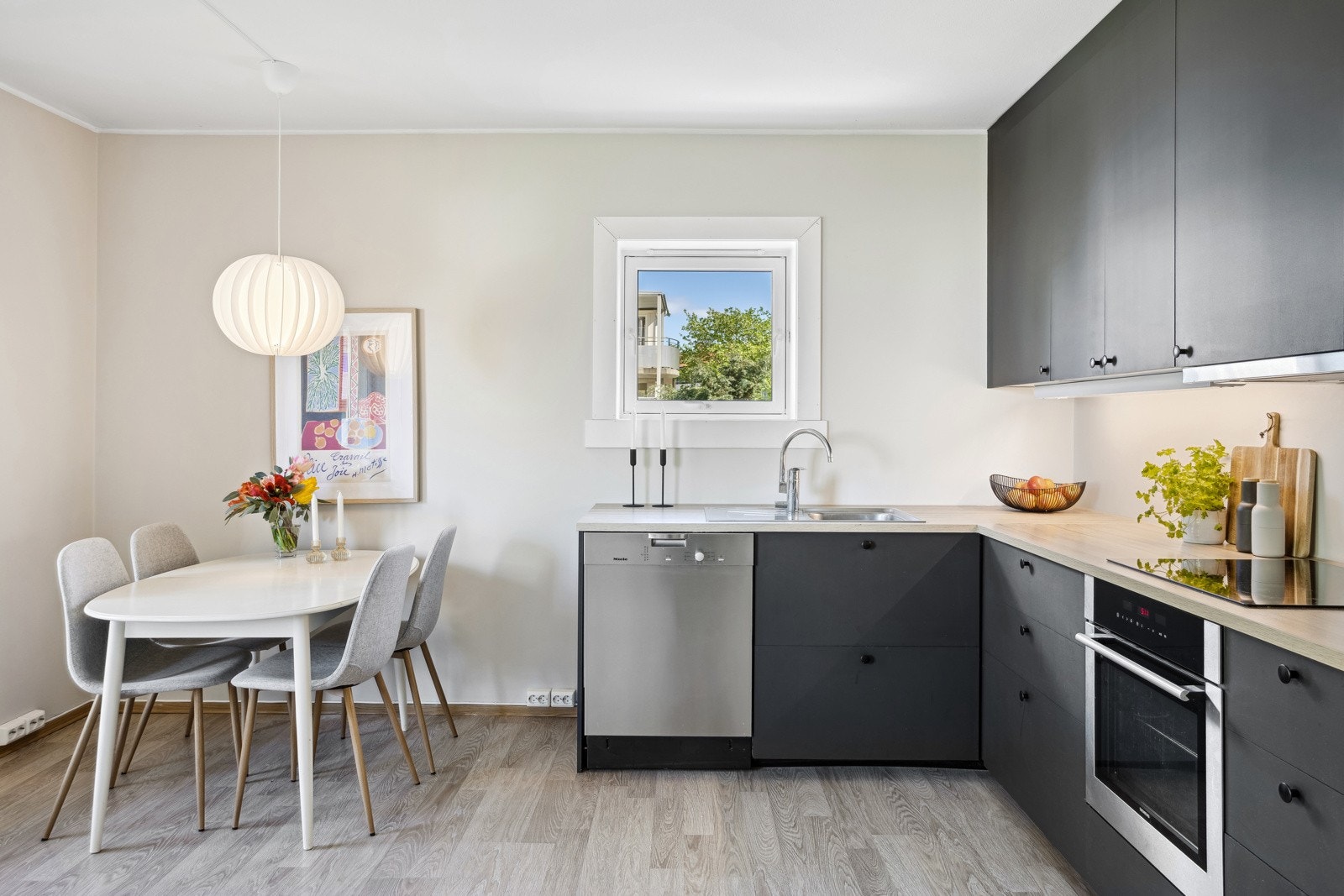 IKEA kjøkkeninnredning med glatte malte skapfronter. Frontene ble malt i 2025. Galleribilde