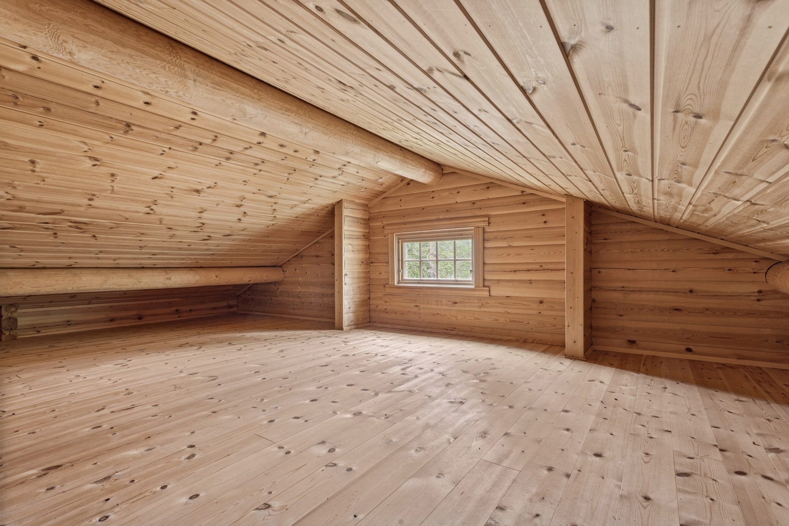 Et praktisk loft hvor det er godt med oppbevaring. Galleribilde