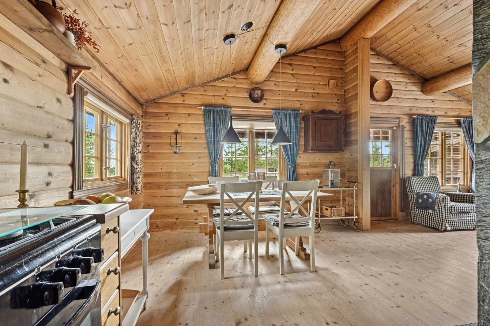 Samle familien rundt spisestuen for et herlig måltid. Galleribilde