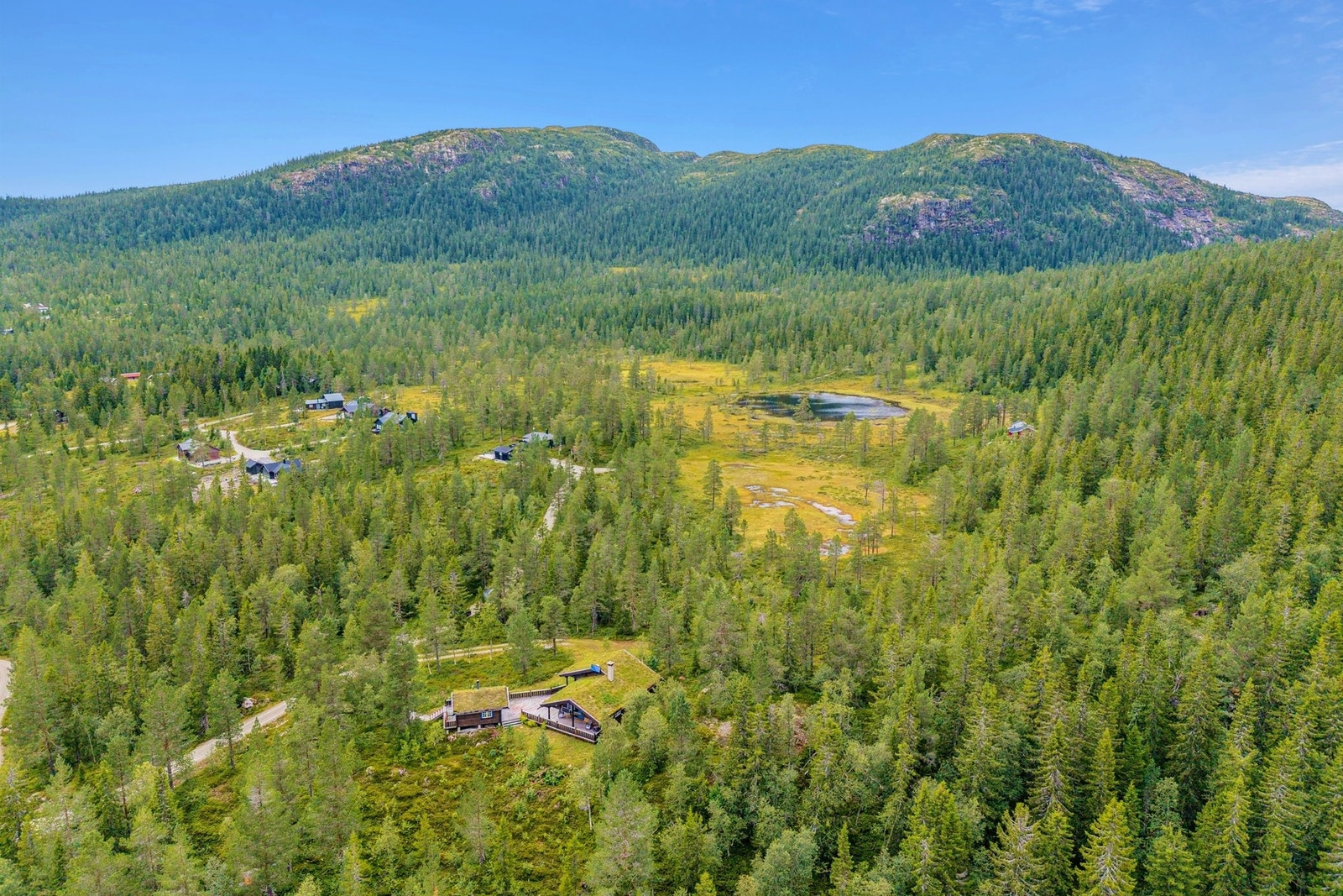 Når snøen smelter, forvandles området til et flott turområde for gåturer og sykkelturer, med nærliggende vann som byr på forfriskende bad og fiskemuligheter. Galleribilde