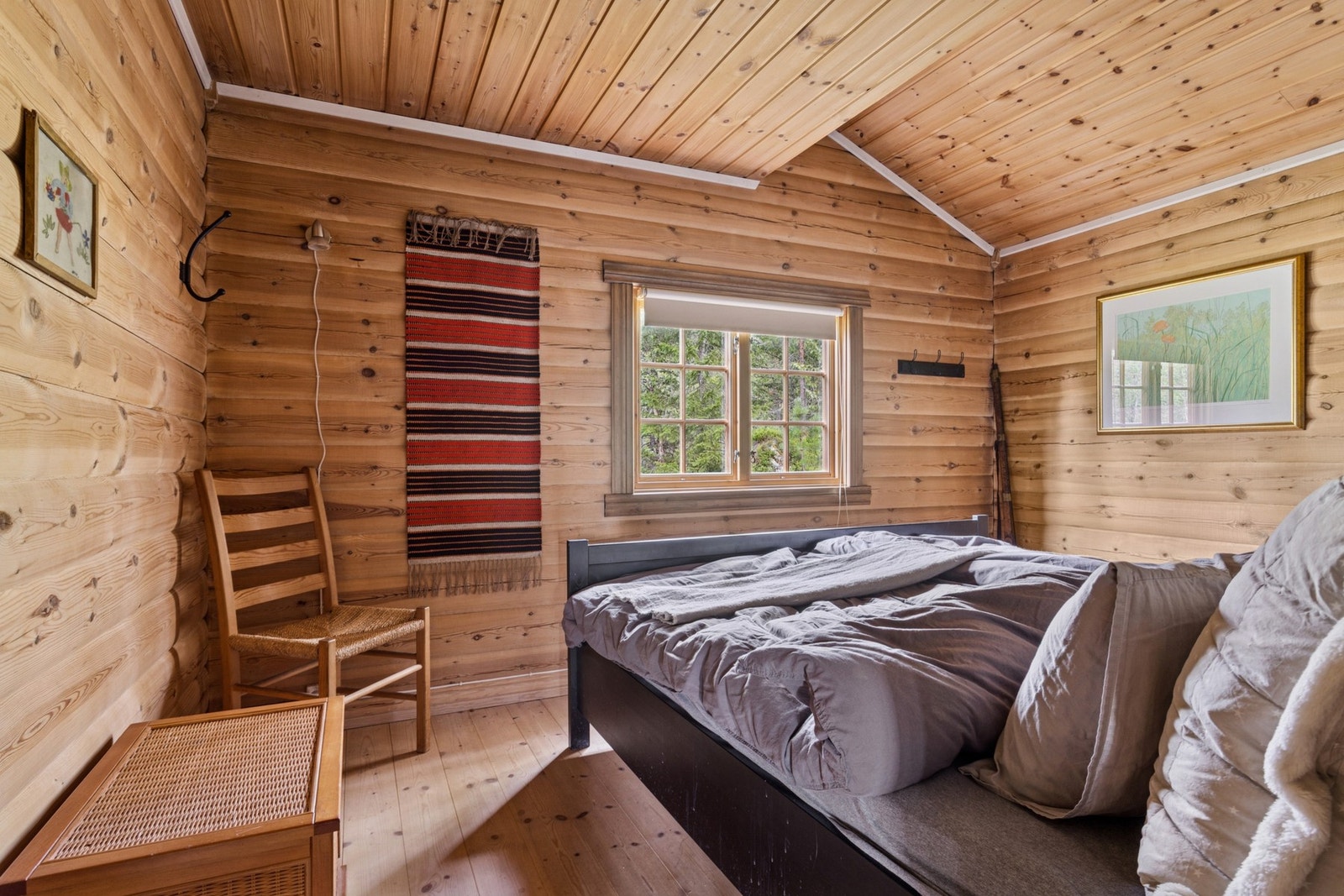 Et stort soverom innredet med dobbeltseng. Galleribilde