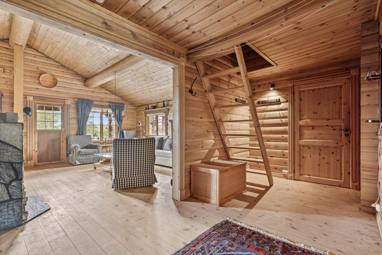 Videre kommer du til familiens samlingspunkt - stue og kjøkken. Galleribilde