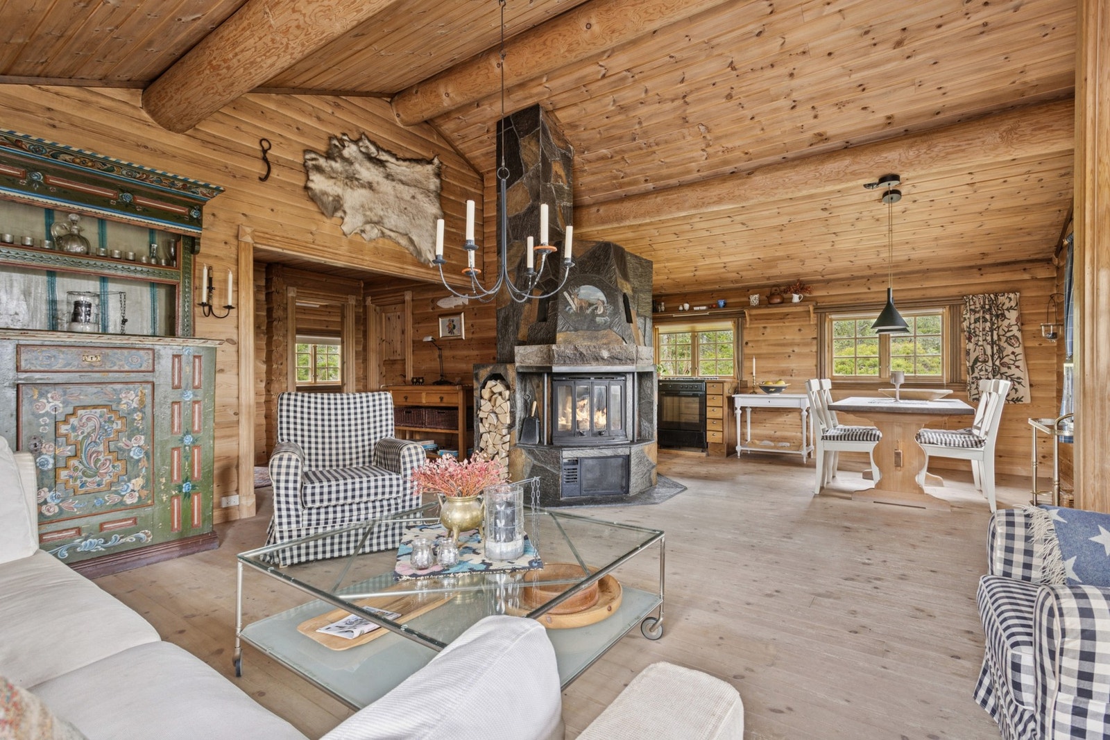 En romslig stue/spisestue i moderne åpen løsning. Galleribilde