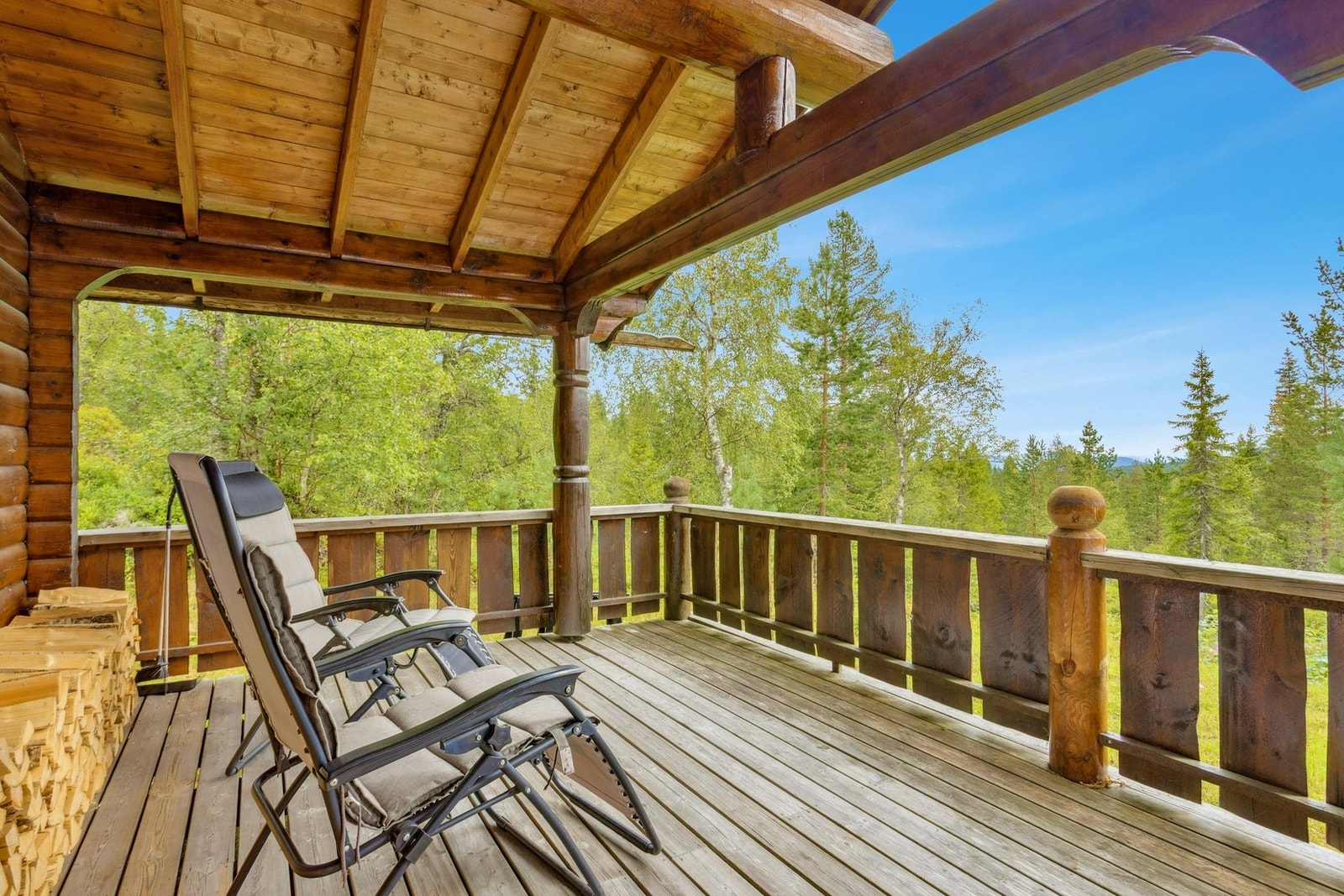 På terrassen kan du nyte late sommerdager og herlig utsikt til naturlandskapet. Galleribilde