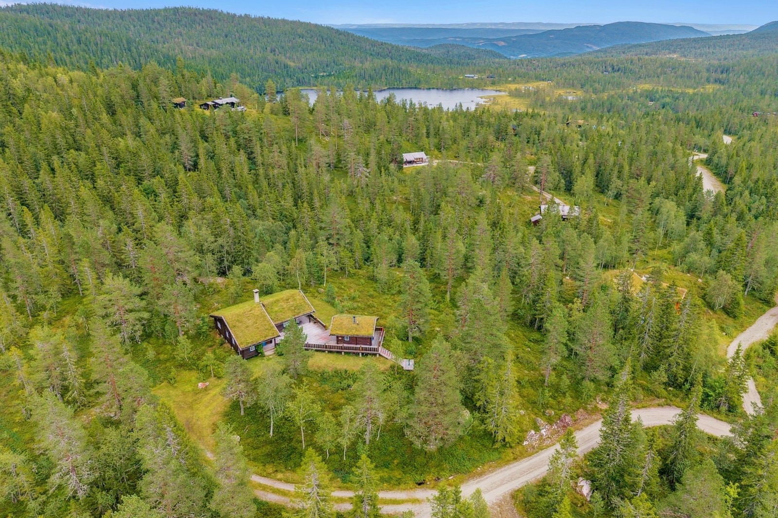 Selv om eiendommen er en del av et etablert hyttefelt, føles tomten usjenert og tilbaketrukket - perfekt for avslapning med familie og venner. Galleribilde