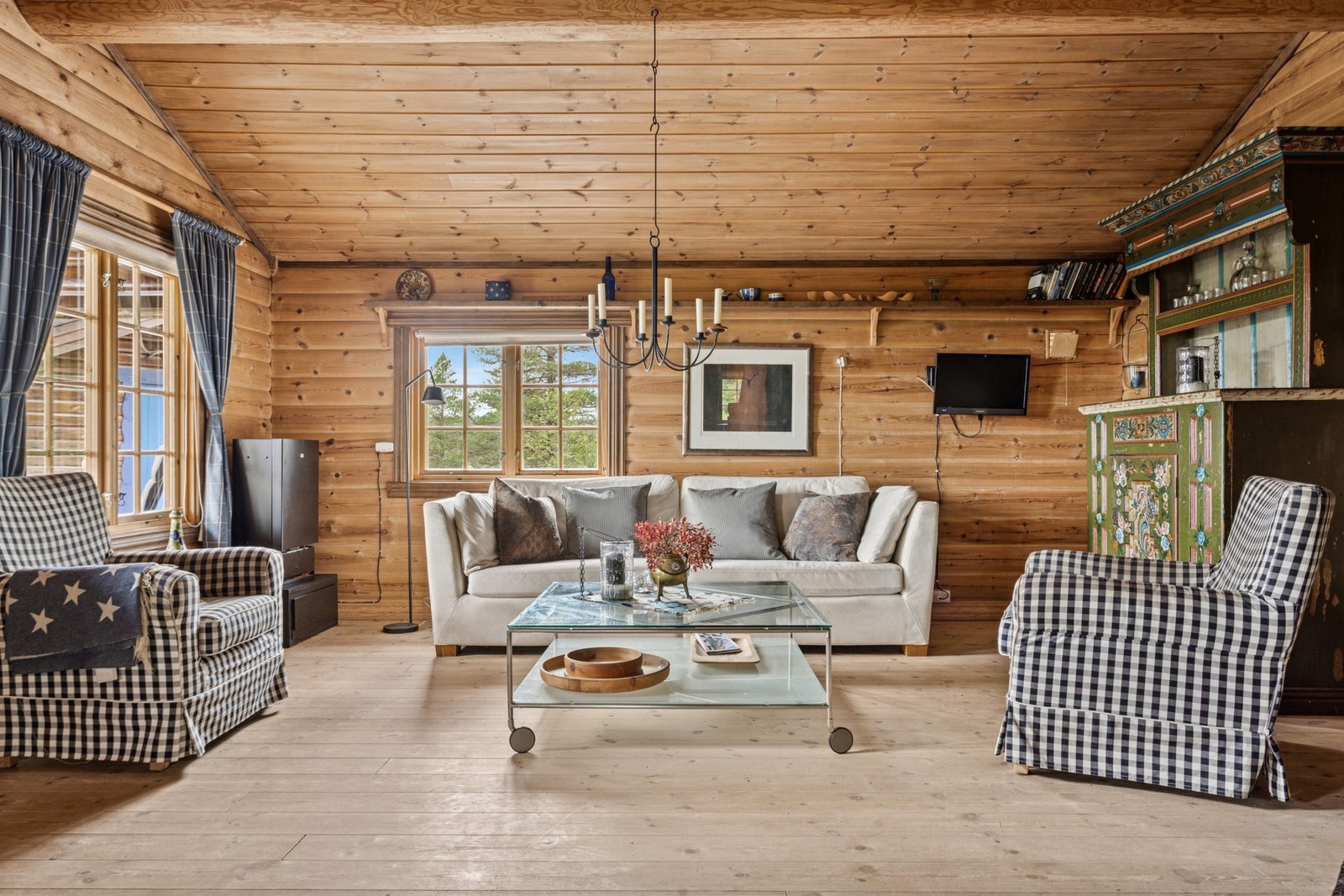 Stuen har god plass til sofagruppe og annet møblement. Galleribilde