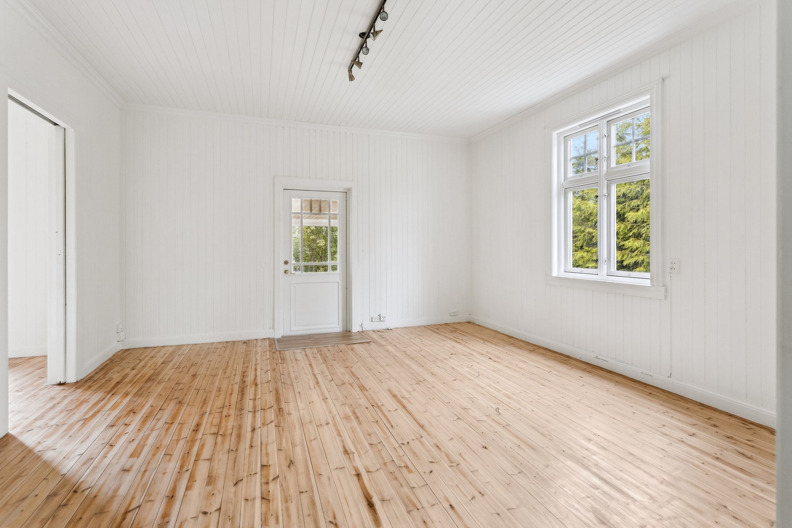 Stue med utgang til overbygget terrasse Galleribilde