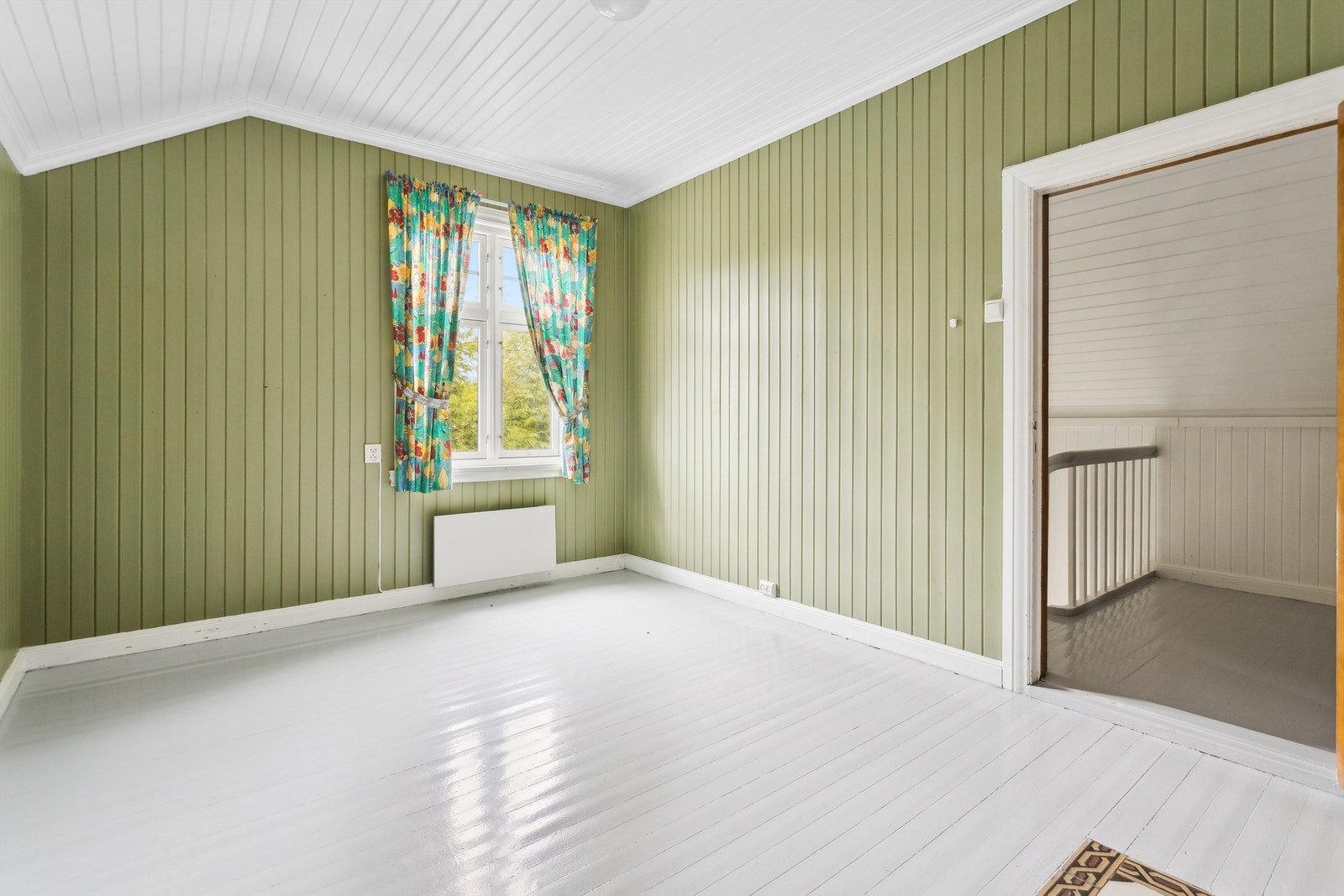 Grønnmalte panelvegger og malt tregulv Galleribilde