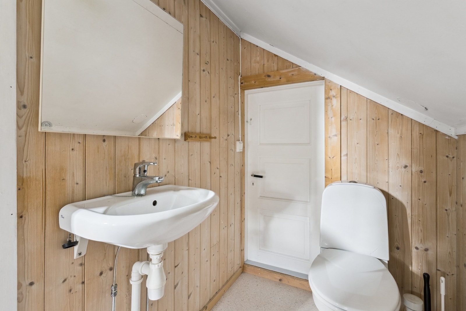 Toalettrom i 2. etasje har servant, vinylgulv og skråtak Galleribilde