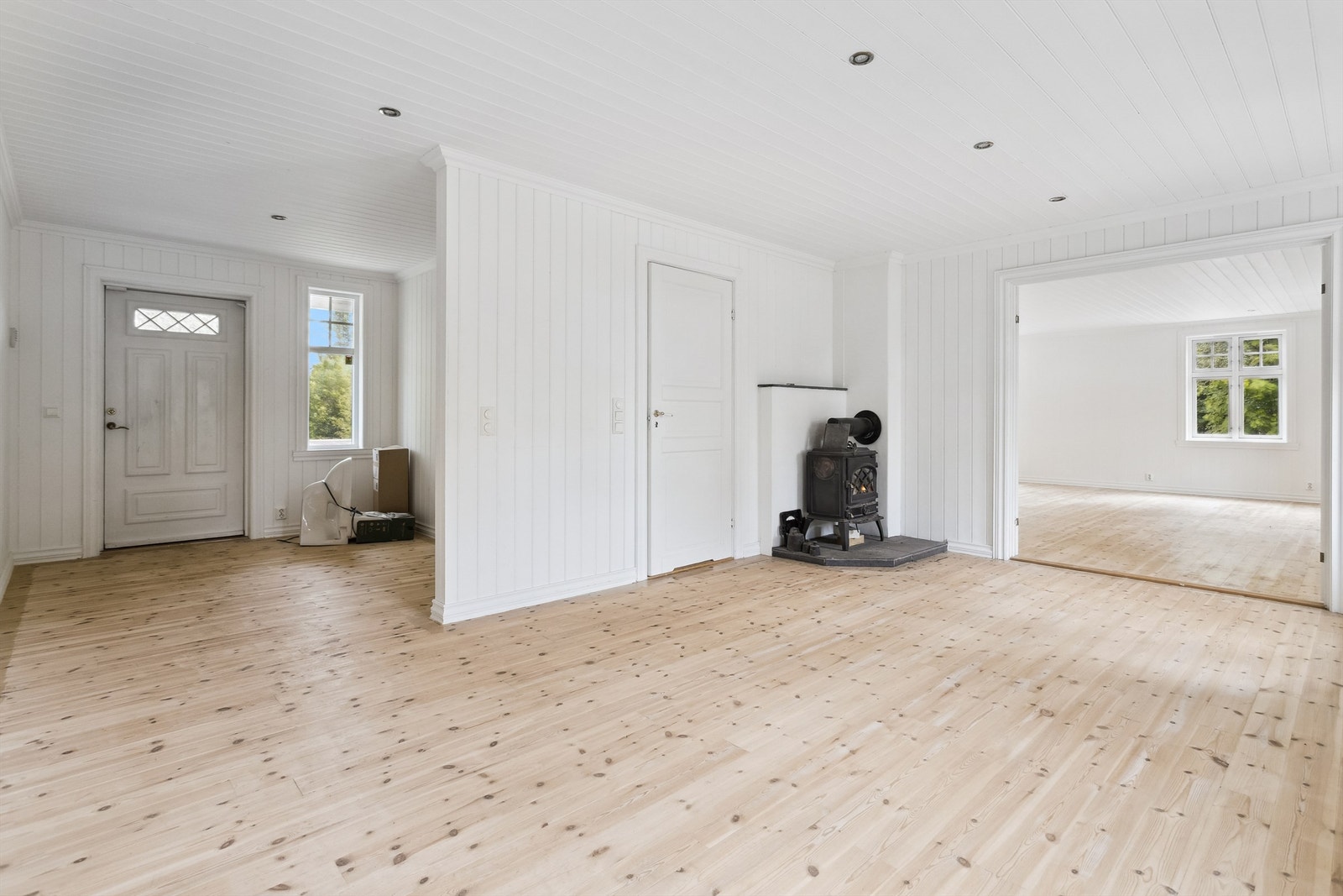 Stue og forstue har malt panel, downlights og klassiske detaljer som gir et tidløst preg. Galleribilde