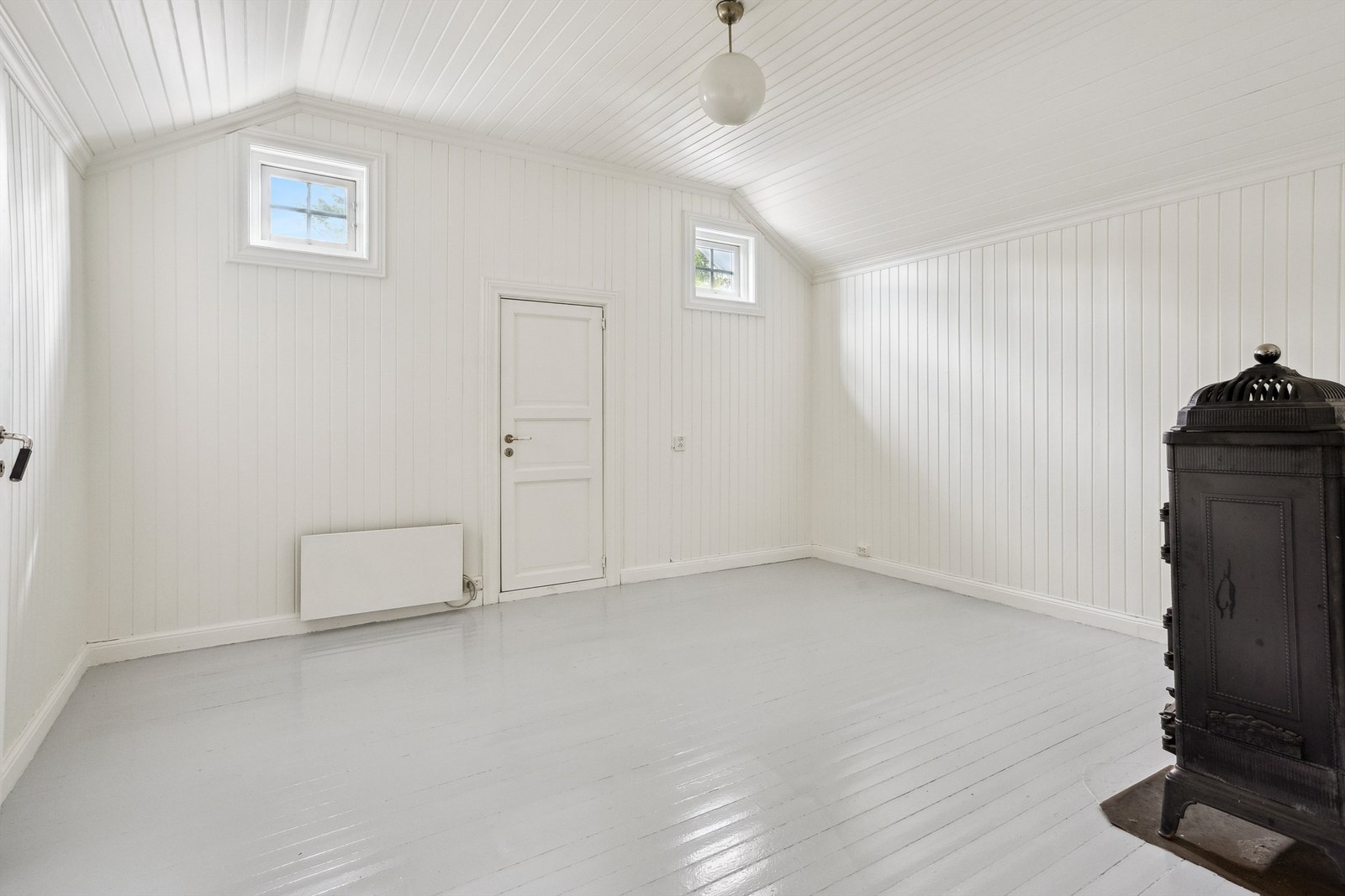 Soverom nummer to har plass til dobbeltseng og garderobeløsning, samt adkomst til kaldtloft. Galleribilde