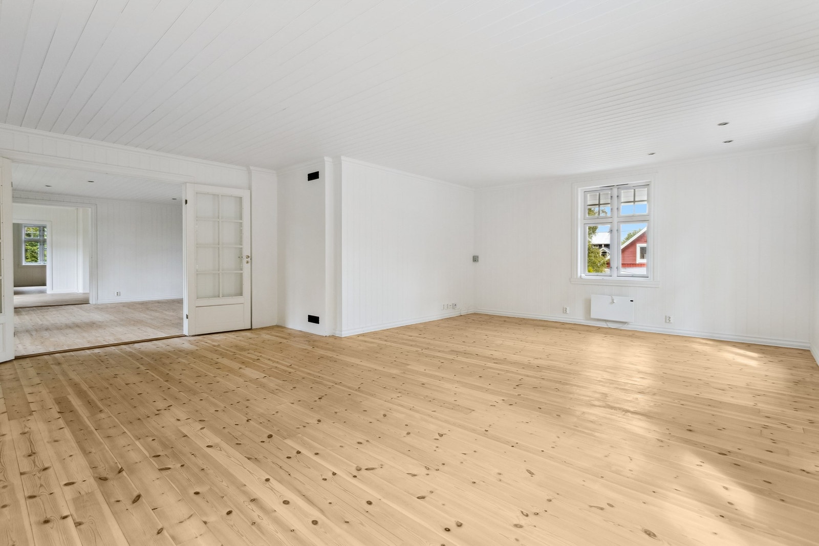 Åpen løsning mellom stue og spisestue gir boligopplevelsen en naturlig flyt. Galleribilde