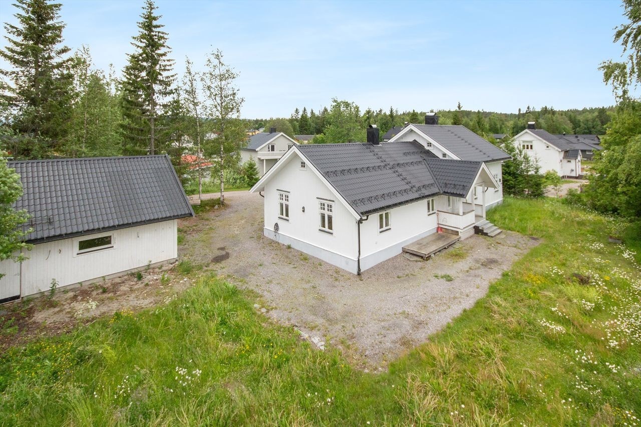 Eiendommen ligger fritt til med stor uteplass og dobbelgarasje Galleribilde