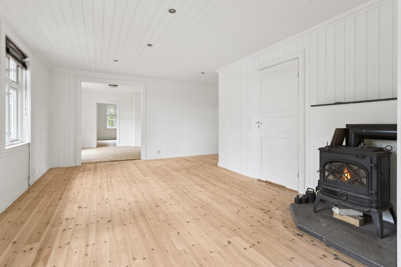 Stuen i tilbygget har vedovn og downlights Galleribilde