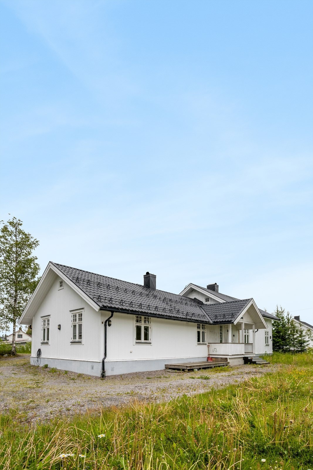 Klassisk enebolig med panelkledning og overbygget inngangsparti Galleribilde