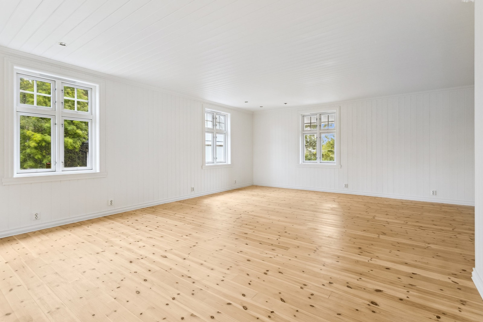 Stuen har en luftig utforming og downlights i himlingen Galleribilde