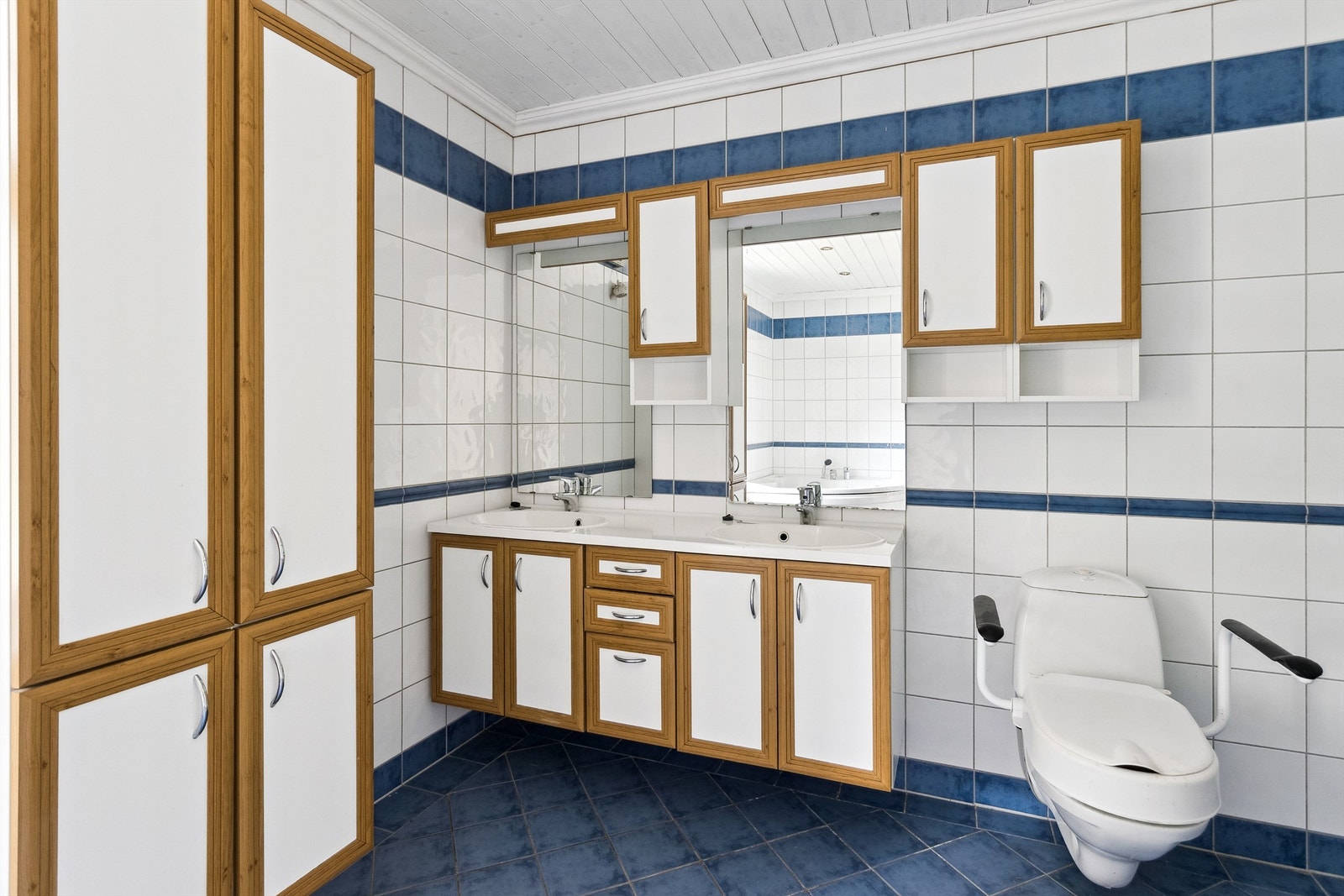 Badet fra 2005 har dobbel servant, godt med skapplass og vannbåren gulvvarme. Galleribilde