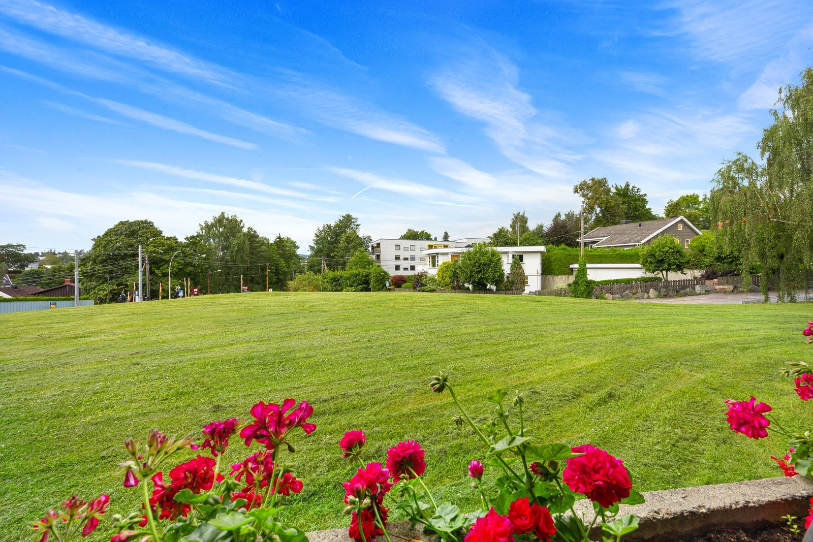 Utsikt fra balkongen mot frodige grøntområder. Galleribilde