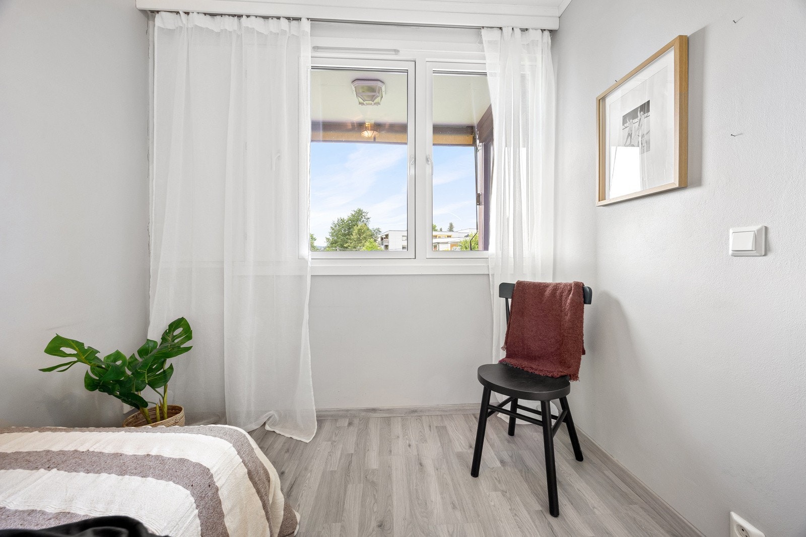 Soverommet er lyst og trivelig med vindu mot terrassen. Galleribilde