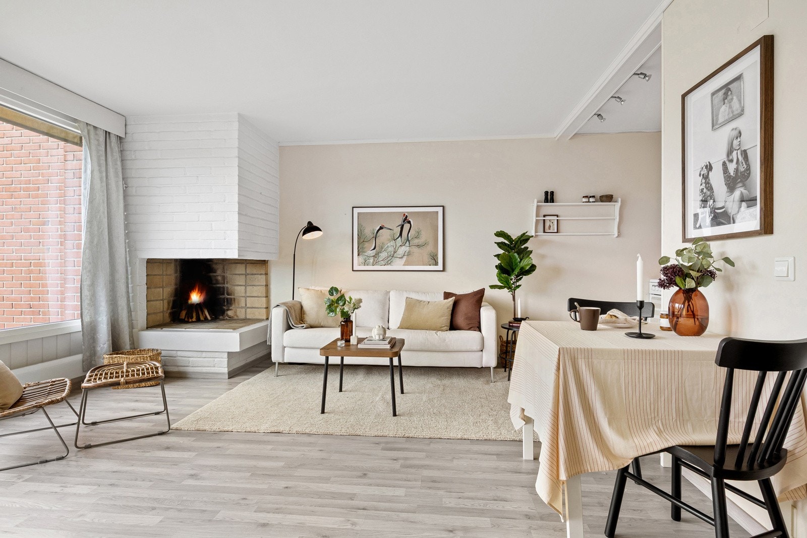 Stuen er romslig med god plass til både sofa og spisebord. Galleribilde