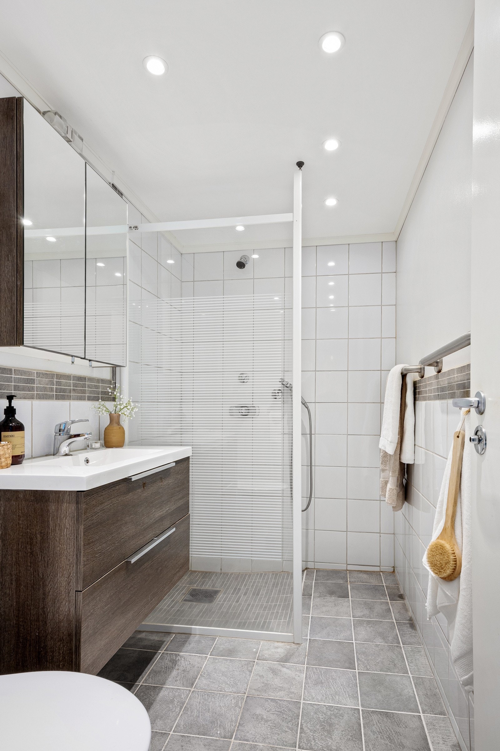 Badet er praktisk innredet med speilskap og god belysning. Galleribilde
