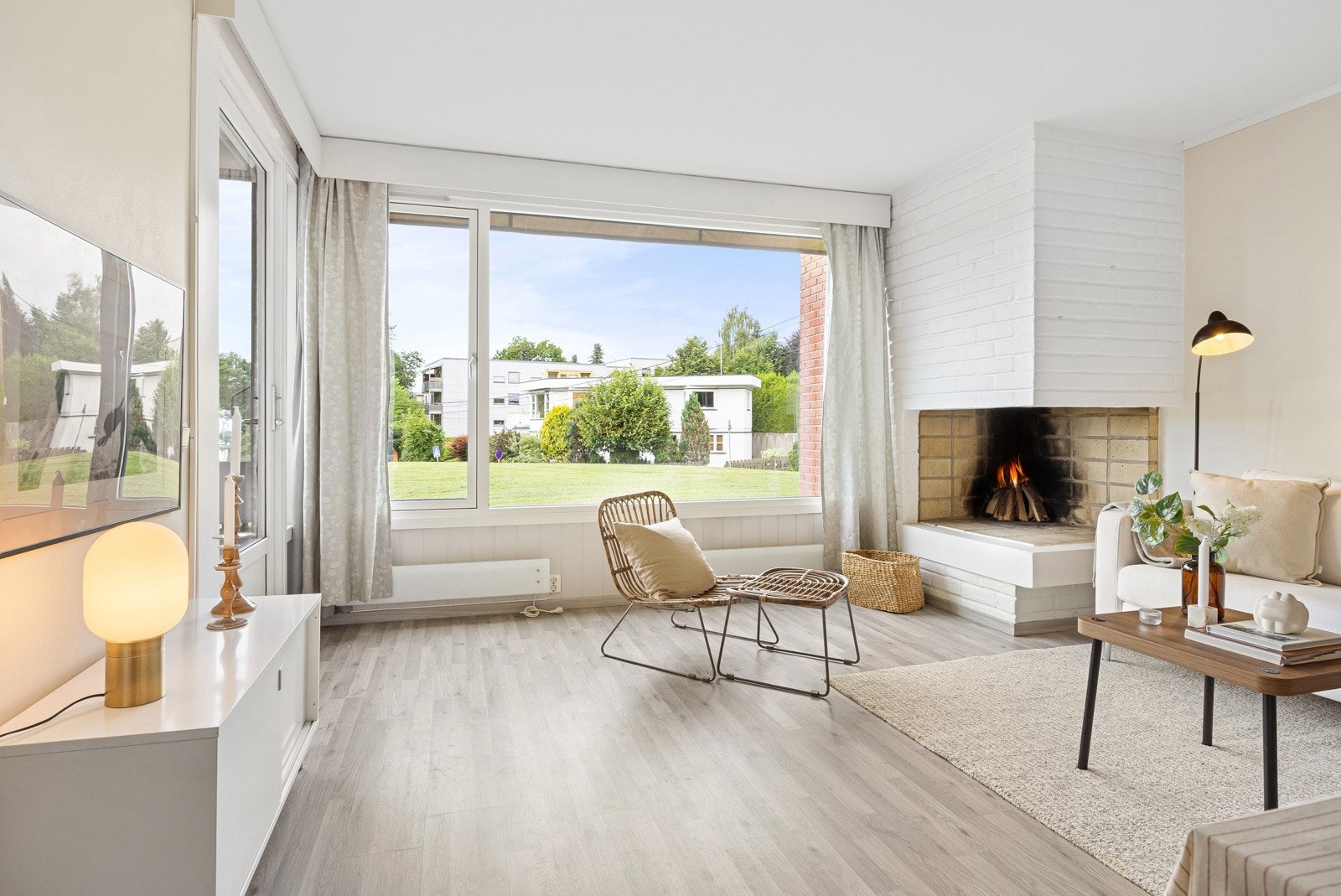 Store vindusflater gir rikelig med naturlig lys inn i leiligheten. Galleribilde