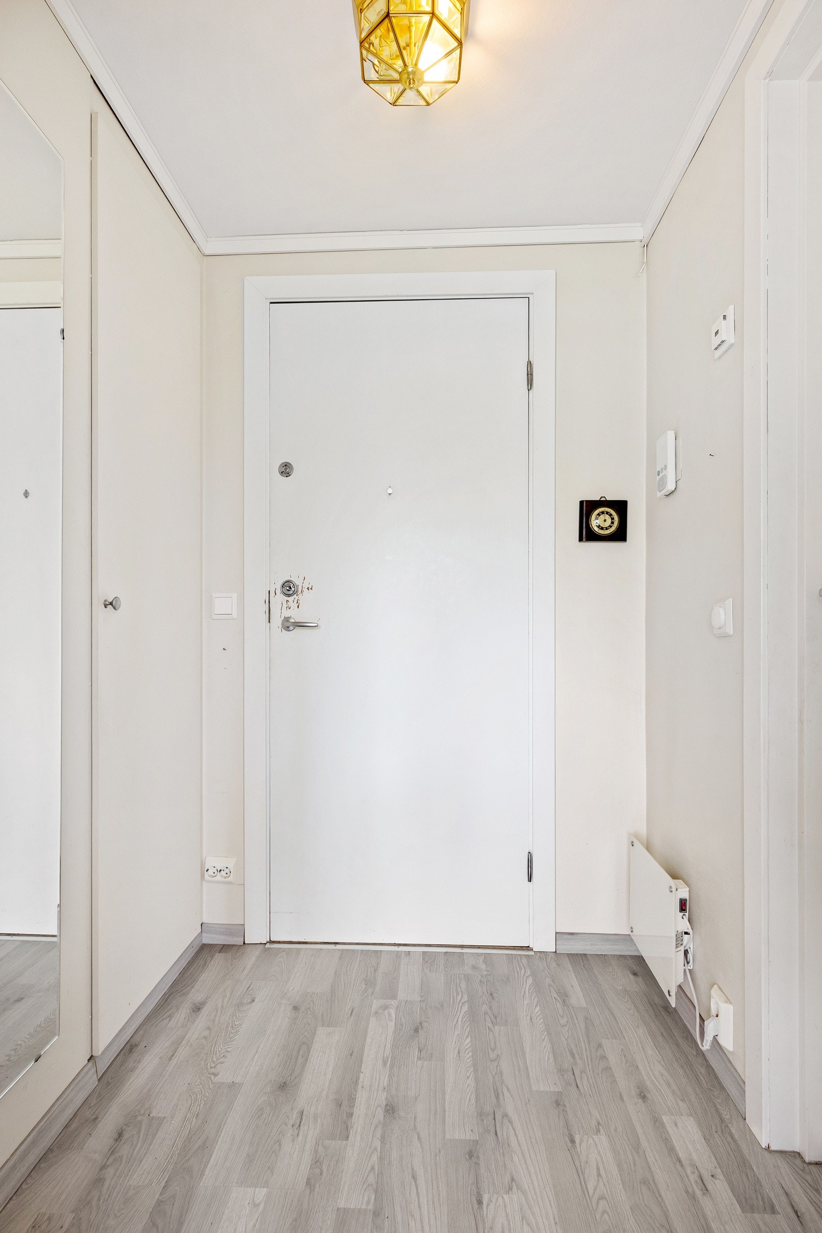 Velkommen inn - entré med integrert garderobeskap. Galleribilde