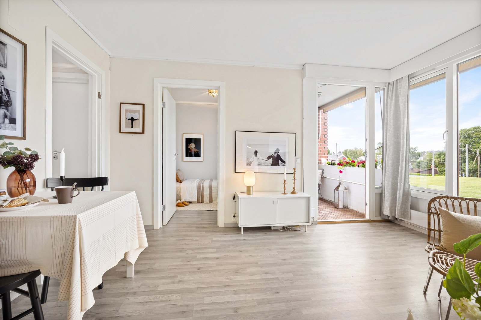 Trivelig stue med utgang til vestvendt terrasse. Galleribilde