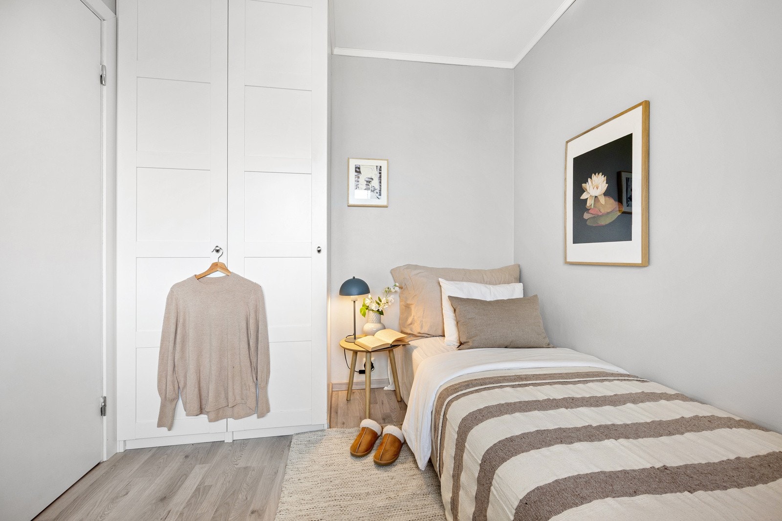 God plass til seng og garderobeskap. Galleribilde