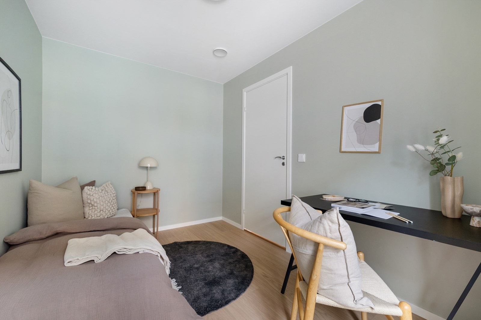 Soverom nummer to er også av god størrelse, med plass til både seng og skrivebord - perfekt som hjemmekontor Galleribilde