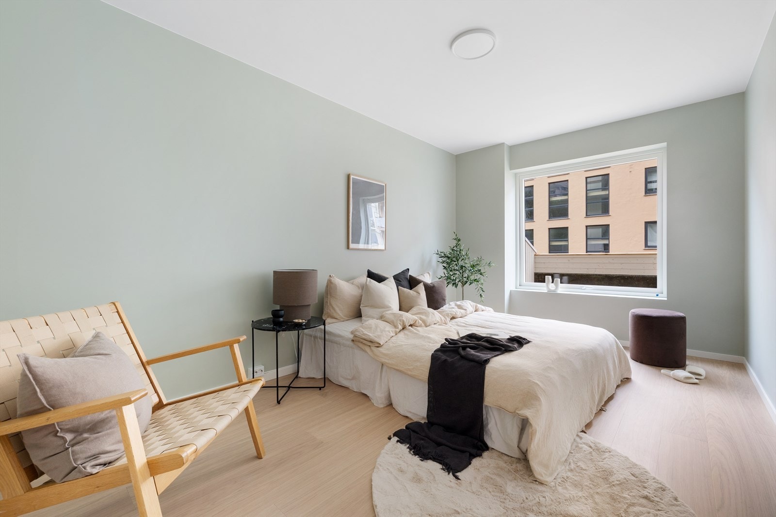 Hovedsoverommet har god plass til dobbeltseng, garderobeskap og øvrig ønsket møblering. Galleribilde