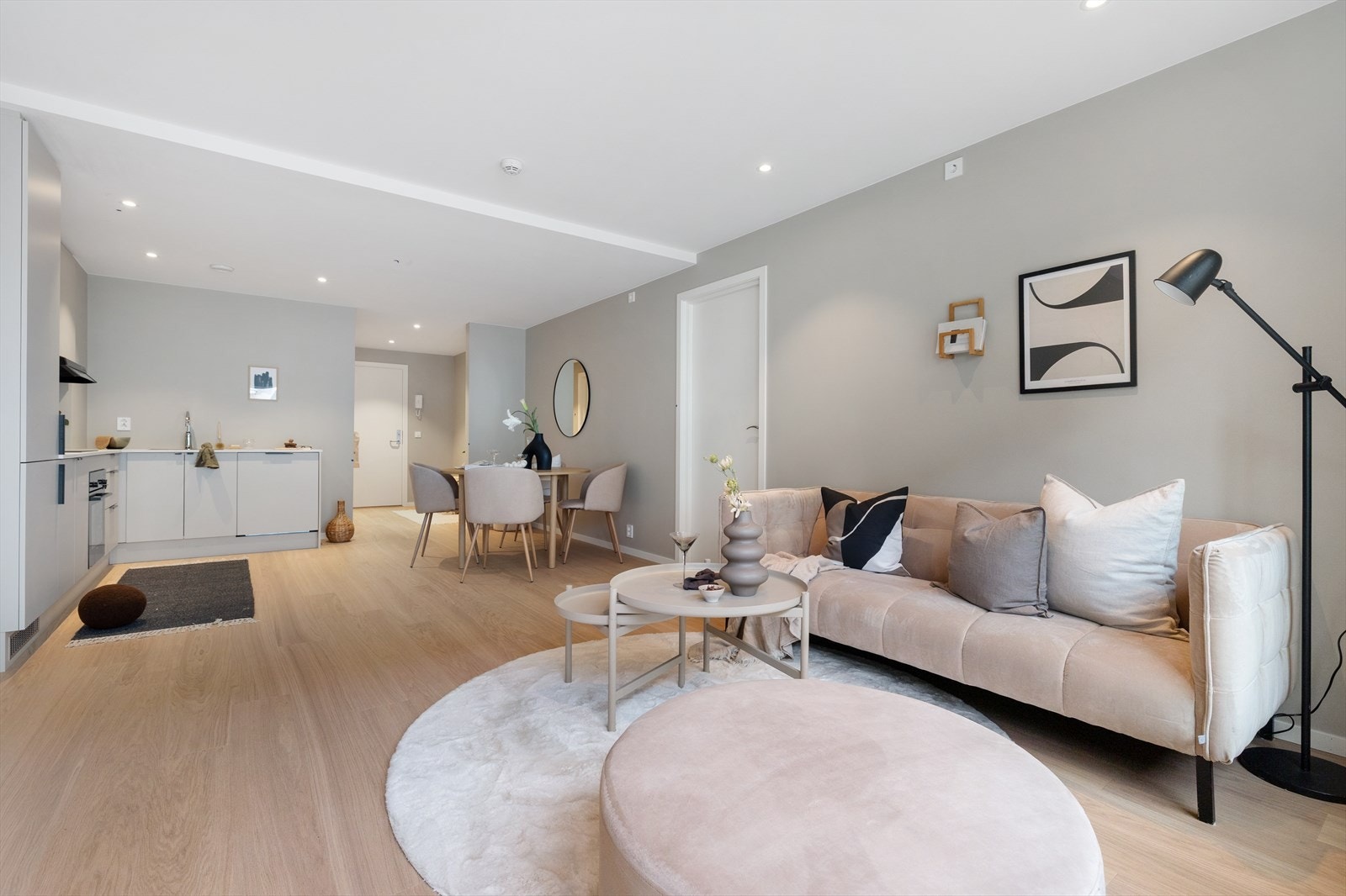 Leiligheten byr på tidsriktige materialvalg og gjennomgående høy standard, med pent enstavs parkett, integrerte spotlights i himlingen og balansert ventilasjon Galleribilde