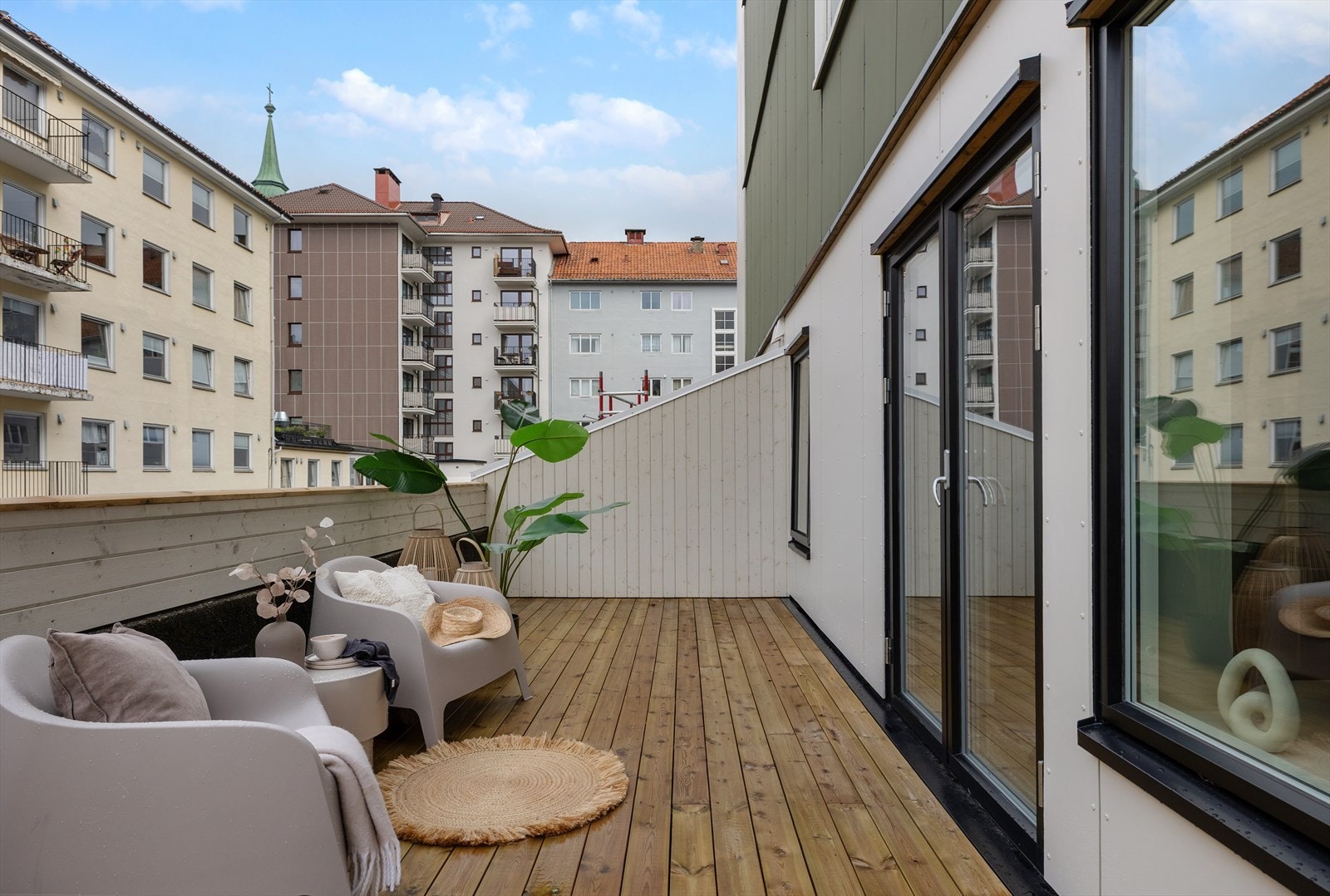 Fra stuen er det utgang til en herlig markterrasse på hele 18 kvm Galleribilde