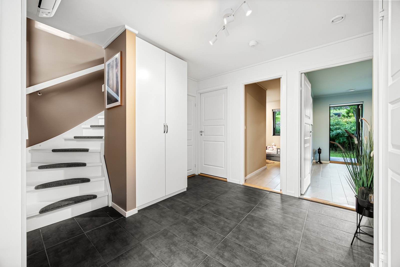 Fra gang har du tilgang til trapp 2 etg. to soverom, bod og bad. Galleribilde