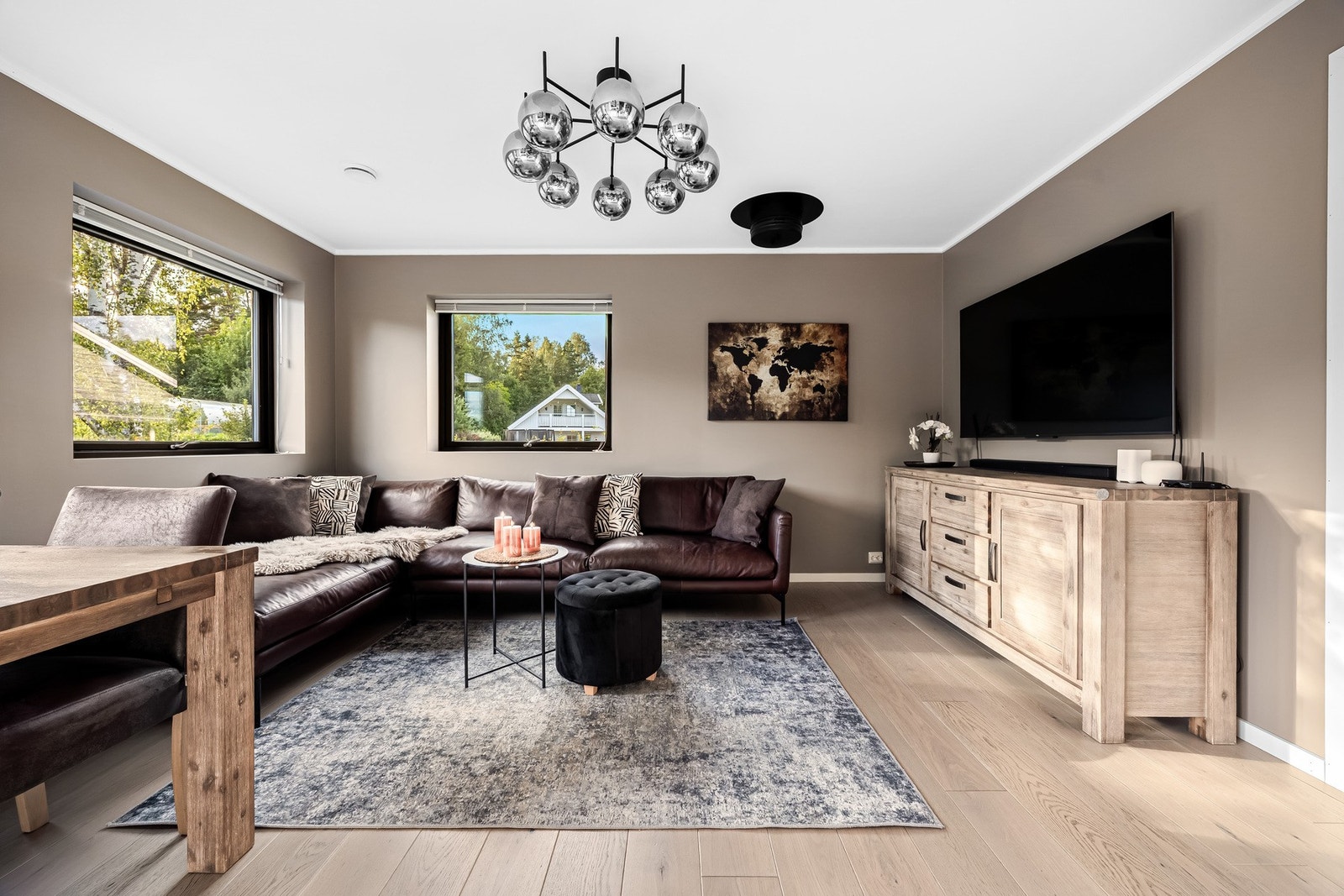 Innvendig er det gulv av 1-stavs eikeparkett. Galleribilde