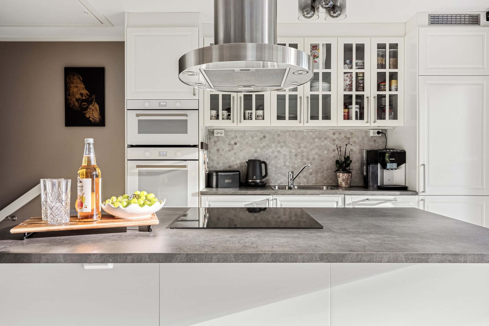 Ikea kjøkkeninnredning med profilerte fronter. Benkeplaten er av laminat. Galleribilde