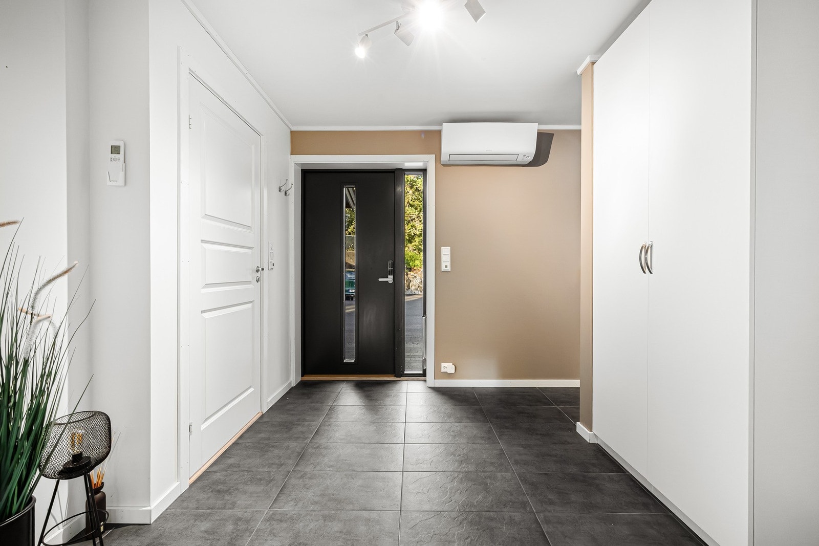 Innbyderne inngangsparti med flislagt gulv og varmekabler. Galleribilde