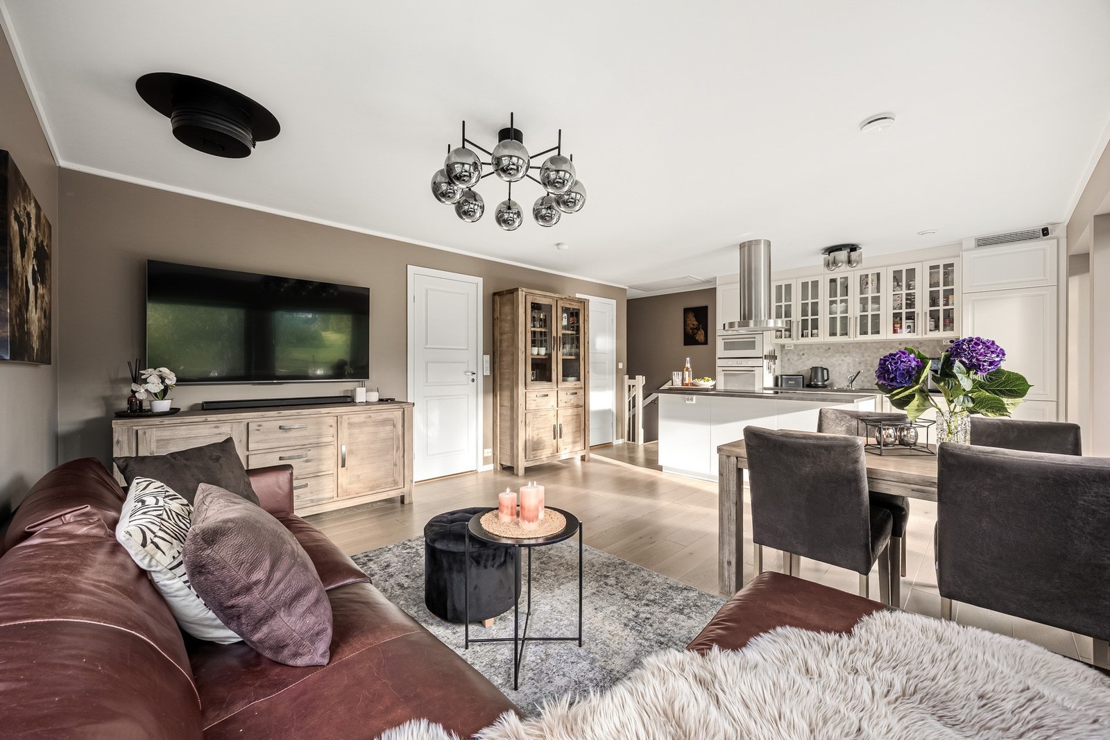 Fra stuen har du tilgang til balkong, soverom og bad. Galleribilde