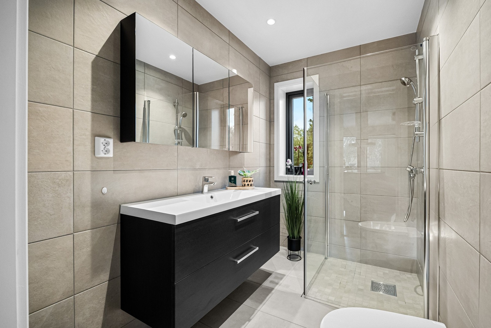 Badet er fra byggeår. Dokumentasjon: eier har FDV dokumentasjon som følger boligen ved salg. Galleribilde