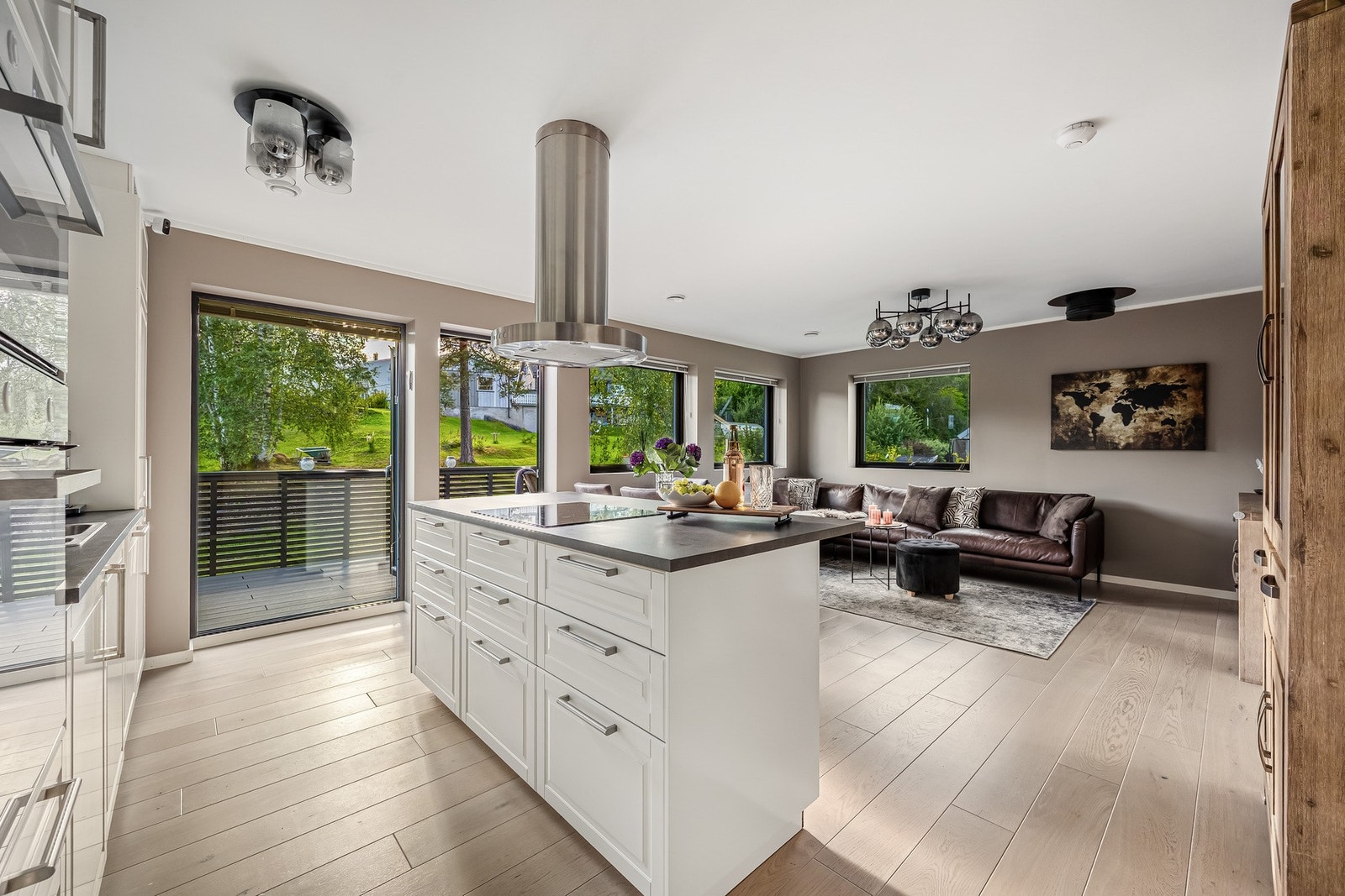 Hjertet av boligen har stilfullt kjøkken i åpen løsning. Galleribilde