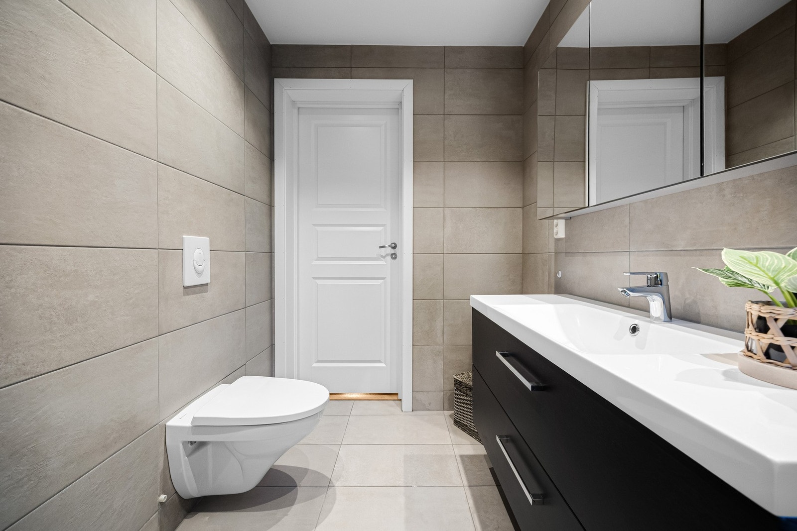 Rommet har innredning med nedfelt servant, veggmontert toalett og dusjvegger/hjørne. Galleribilde