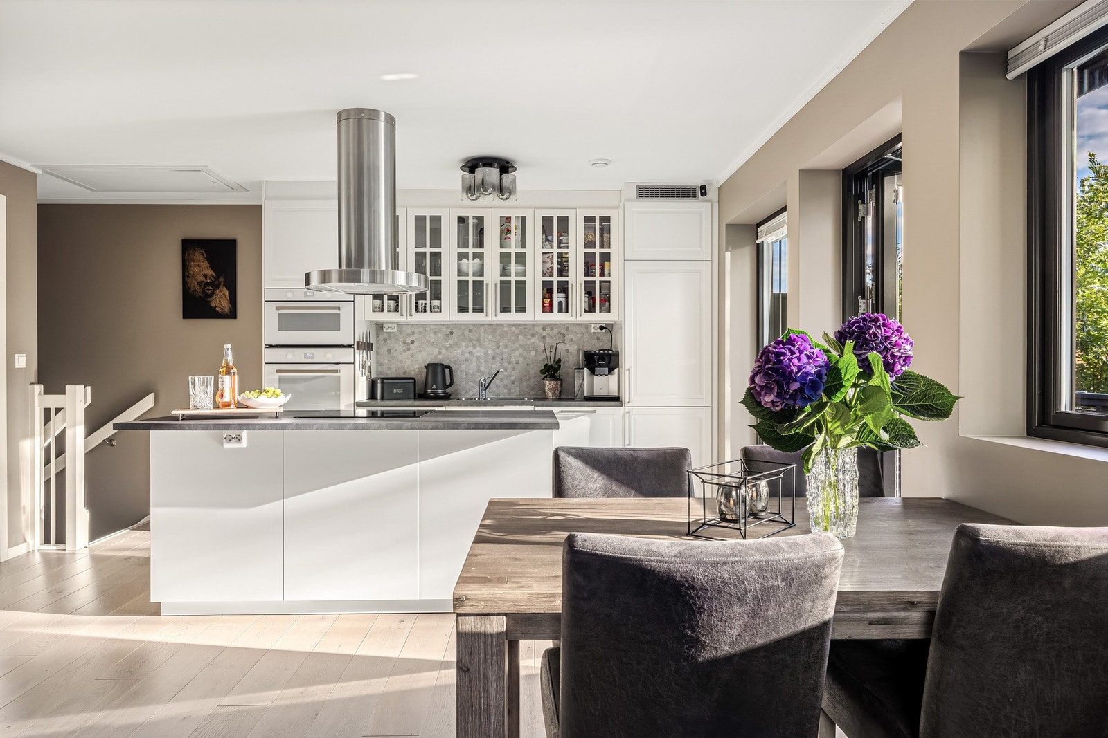 Det er kjøl/fryseskap, oppvaskmaskin, komfyr, induksjonstopp, micro, vannstoppsystem og komfyrvakt. Galleribilde