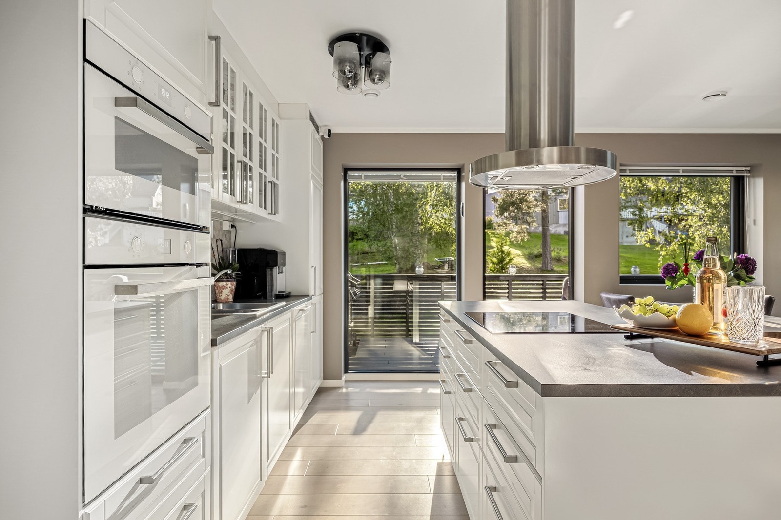 Utgang fra stue/kjøkken til balkong i 2-etasje på 18 kvm. Galleribilde