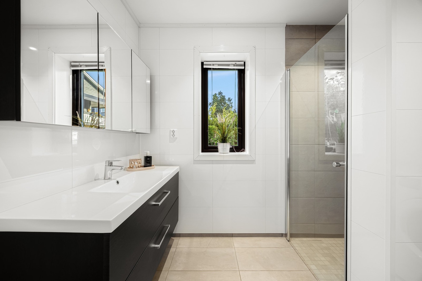 Badet er fra byggeår. Dokumentasjon: eier har FDV dokumentasjon som følger boligen ved salg. Galleribilde