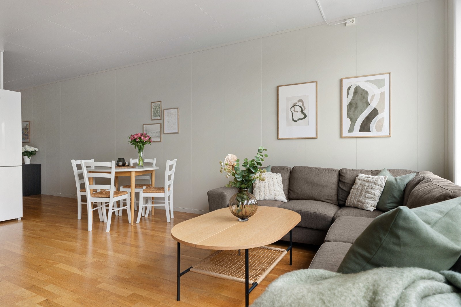 God plass for både sofagruppe og spisebord i stuen. Galleribilde