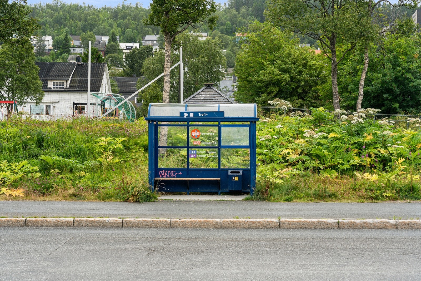 Det er også busstopp like ved boligen. Her er det direkteforbindelse til bl.a. UiT/UNN (ca 3 min), Tromsø sentrum (ca 7 min), Jekta Storsenter (ca 10 min) og Tromsdalen (ca 15 min). I tillegg er det kort vei til marka, samt skoler og barnehager. Galleribilde