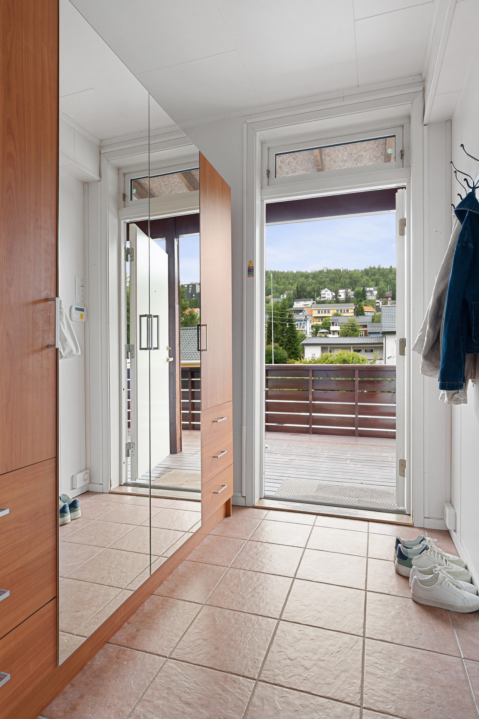 Velkommen inn! Rikelig med oppbevaringsplass i stort garderobeskap. Leiligheten har i tillegg innvendig bod og sportsbod i fellesareal. Galleribilde