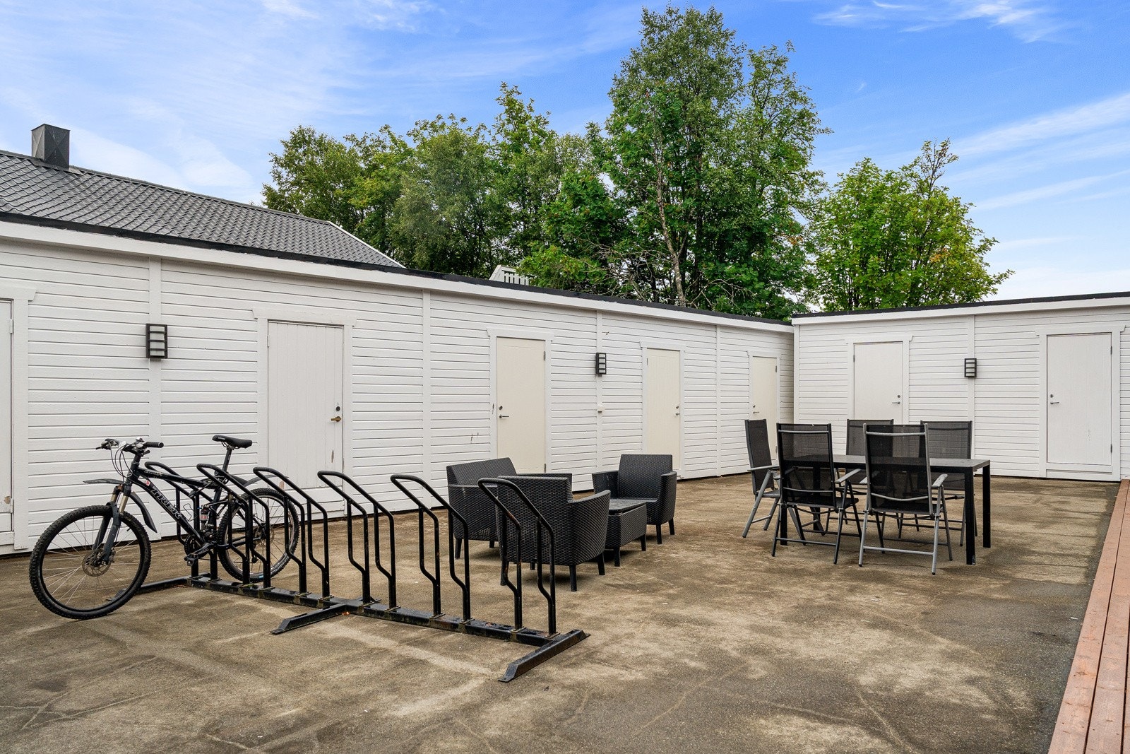 Trivelige fellesaraler i borettslaget. Her er det også sykkelparkering. Borettslaget har 5 parkeringsplasser som man kan leie. I følge selger er samtlige nå opptatt, men det er ingen på venteliste, så her kan det være muligheter. Galleribilde