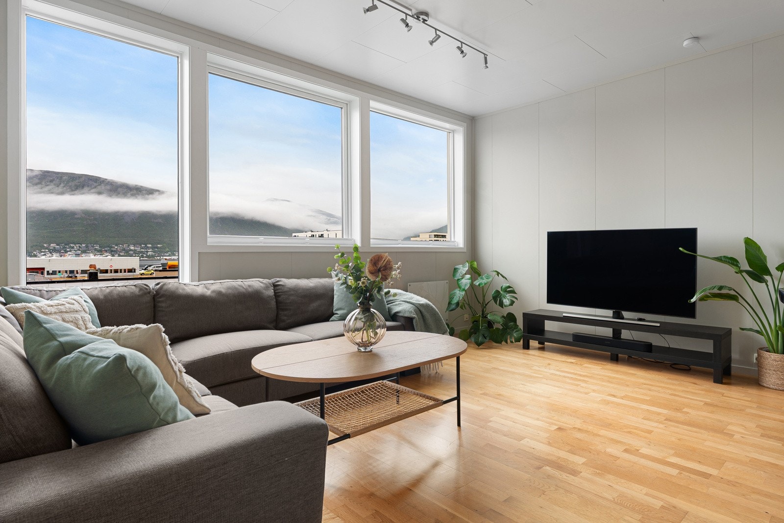 Lys og luftig stue med generøs takhøyde og store vindusflater som byr på nydelig utsikt og rikelig med naturlig lysinnslipp. Galleribilde